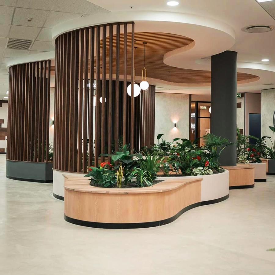 Intérieur bureau avec banc en bois